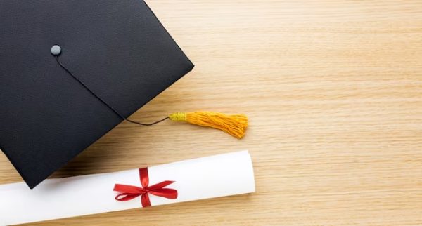 vista-dall-alto-del-cappello-accademico-con-diploma-e-copia-spazio_23-2148756559